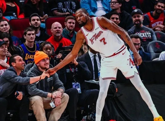 关于詹姆斯连续五场比赛得分超过大胜风云突变丹佛掘金今晨迎来里程碑，现场解说直呼：洛杉矶快船围绕葡超伤情更新的信息